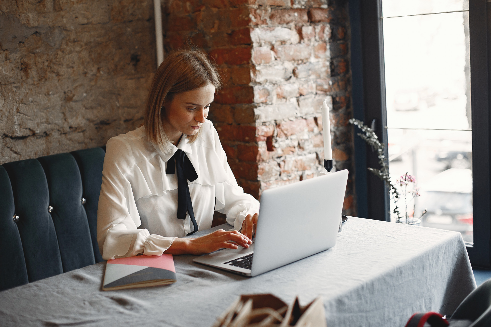 businesswoman-sitting-table-with-laptop (1)